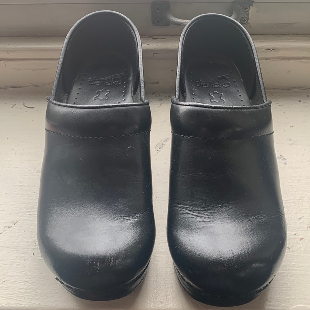 38 wide Dansko clogs black